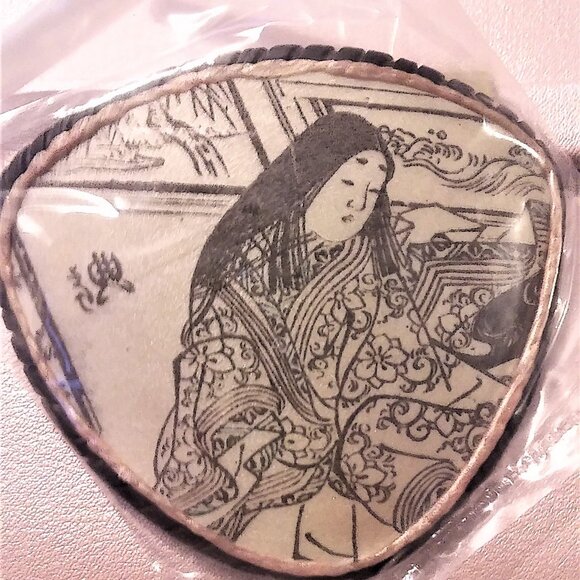 JAPANESE SHUNGA ART HAND PAINTED PIN IN EXCELLENT CO 1807, UNIQUE VINTAGE - Picture 1 of 3